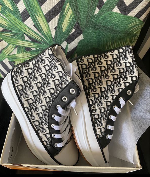 Tênis CD pretos e brancos