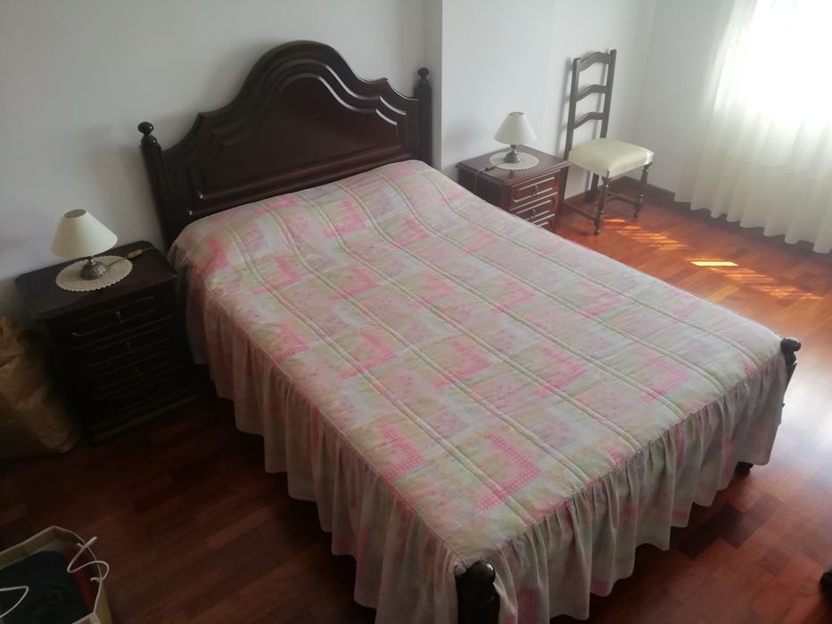 Mobilia de quarto em madeira. Exelente estado