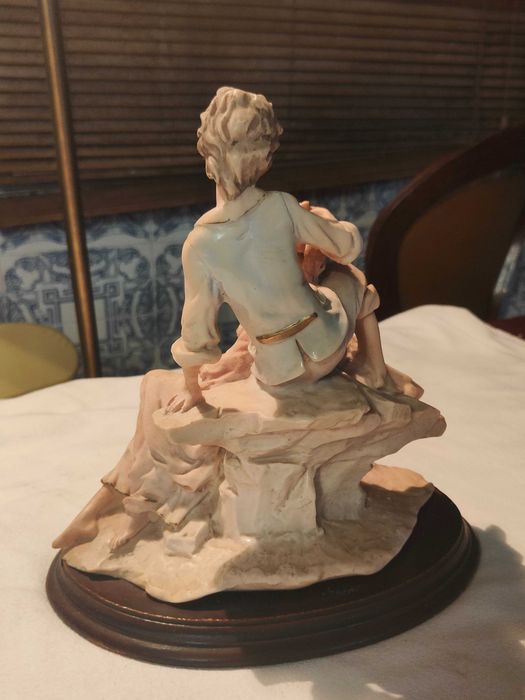 Estatueta em Marfinite Genuina - Cena Romantica
