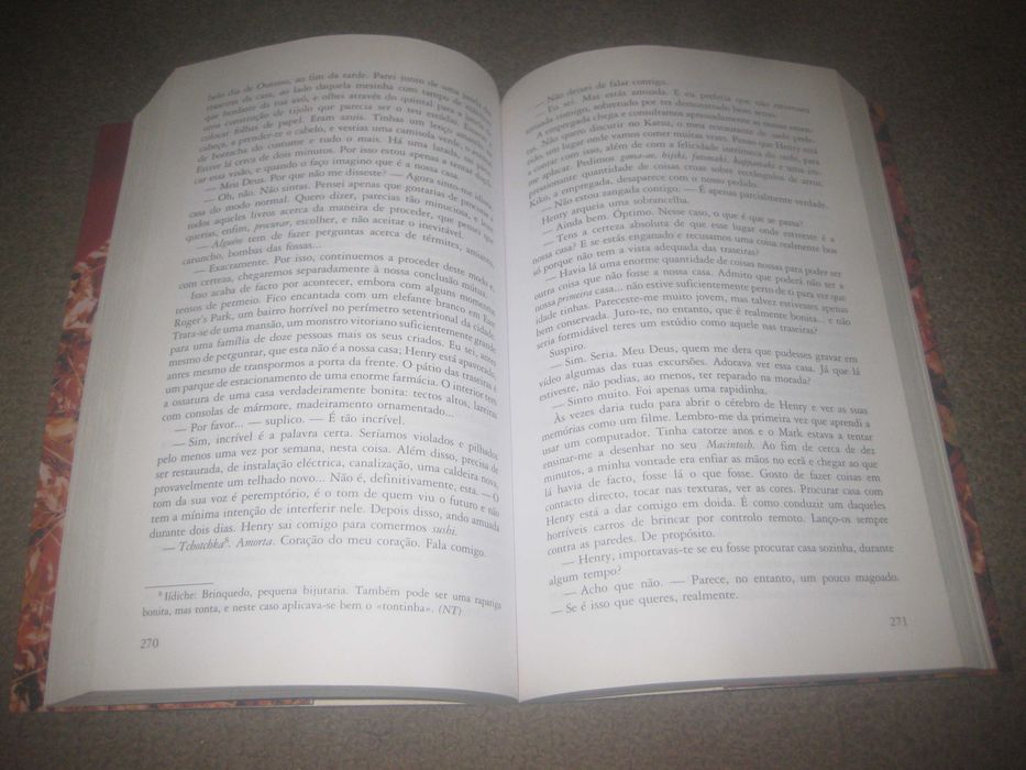Livro "A Mulher do Viajante no Tempo" de Audrey Niffenegger