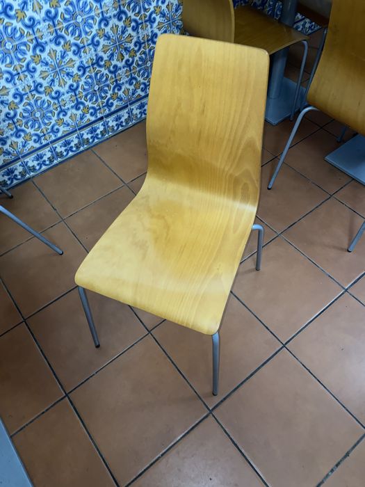 Conjunto mesa e cadeiras.