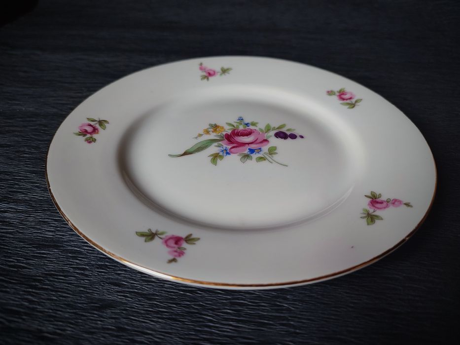 Порцелянова тарілка