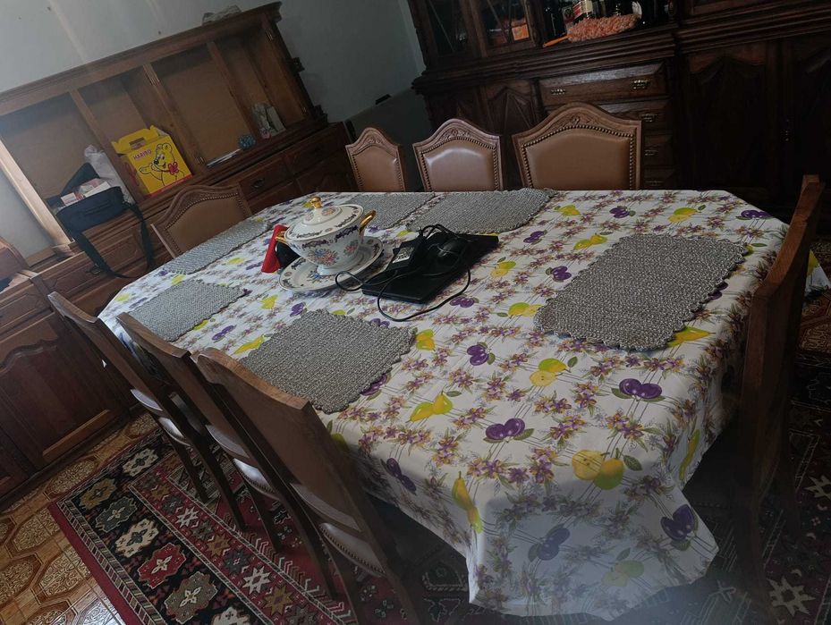 Guarda loiça  e mesa con cadeiras