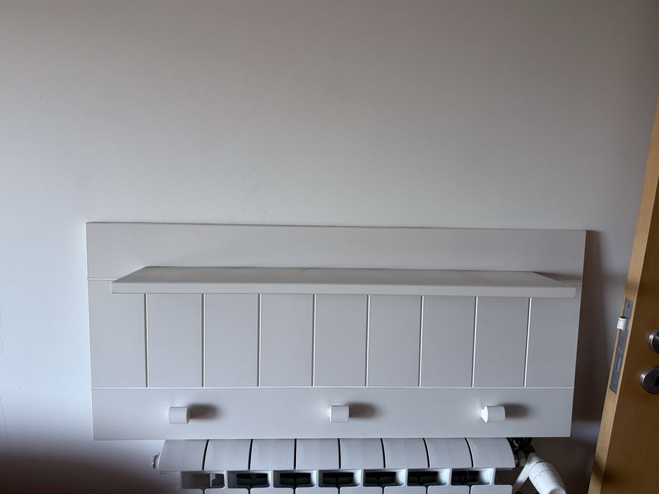 Painel de parede com ganchos e prateleira64751295122050122