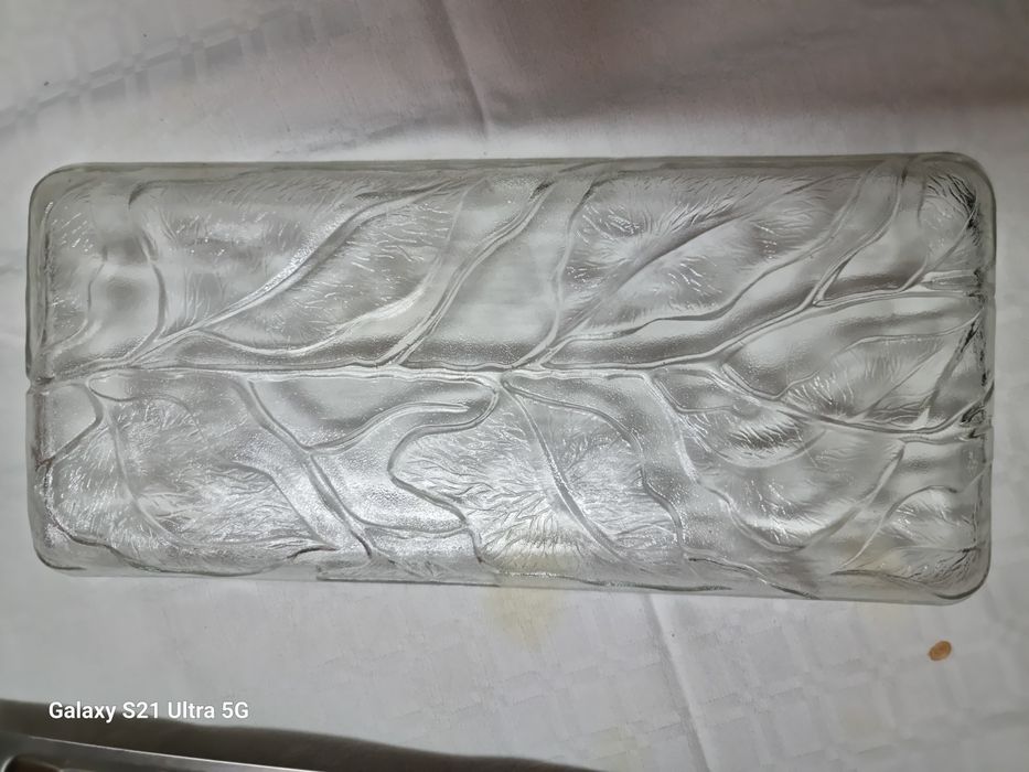 Pratos em cerâmica, vidro e metal para bolos