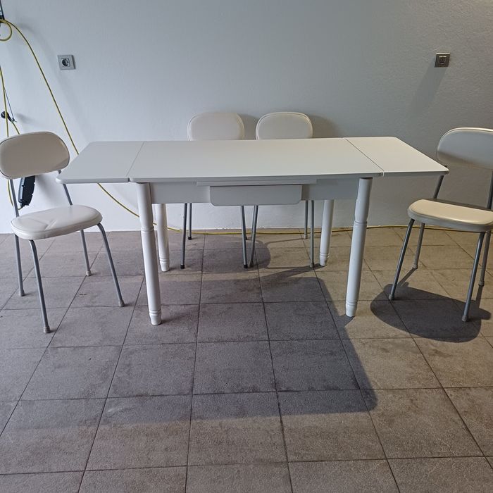 Mesa extensível branca + 4 cadeiras – bom estado