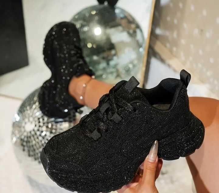 Яскраві блискучі кросівки