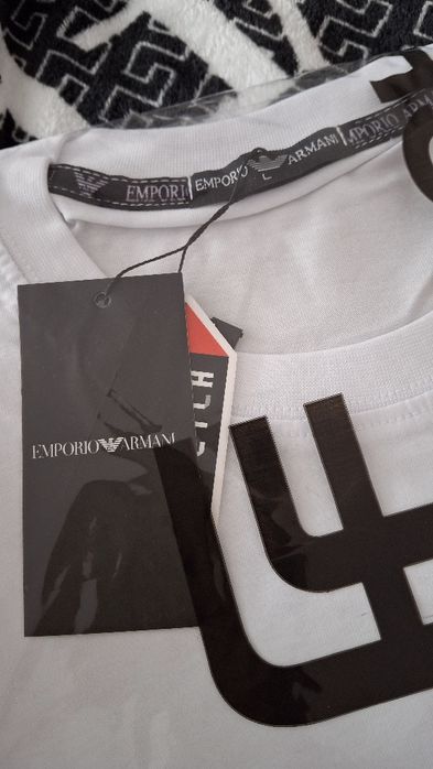 Koszulka Armani.