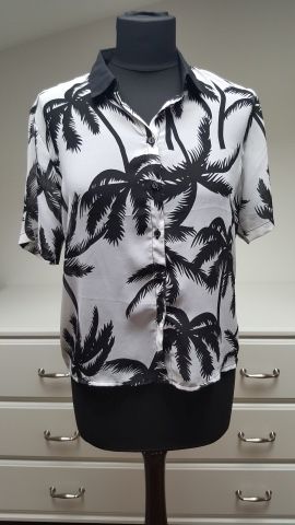 Lekka, oryginalna bluzka z kołnierzykiem w czarne palmy House rozm. M