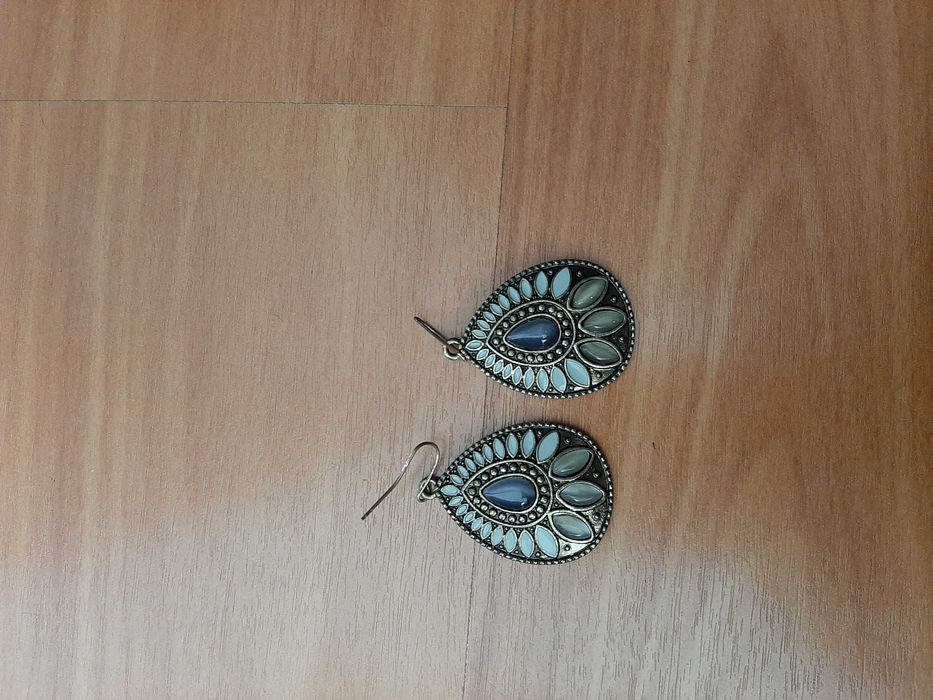 Várias peças de bijuteria