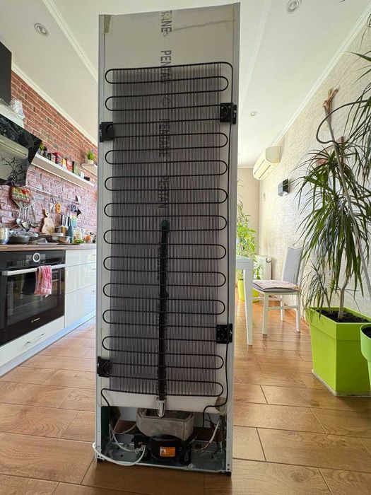 Холодильник Electrolux ENN92811BW Встраиваемый