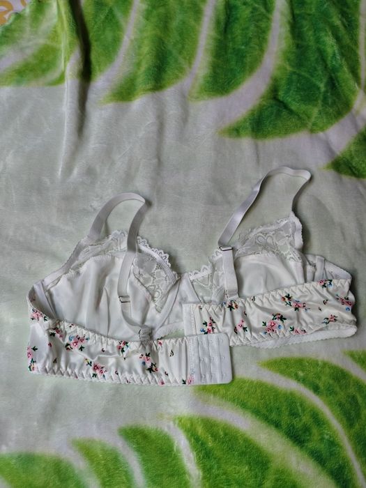 Biały biustonosz z fiszbinami 3XL