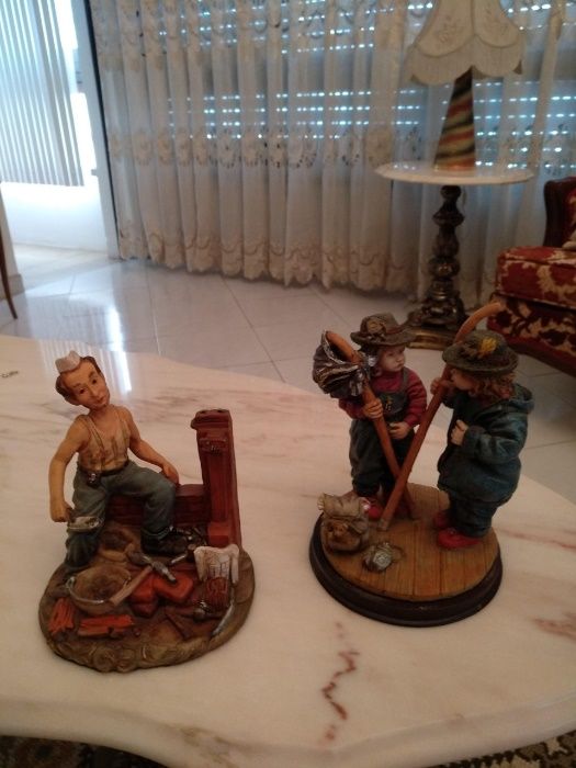 2 bonecos em base de madeira