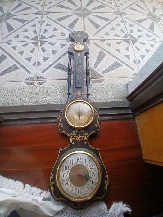 Relógio  todo madeira