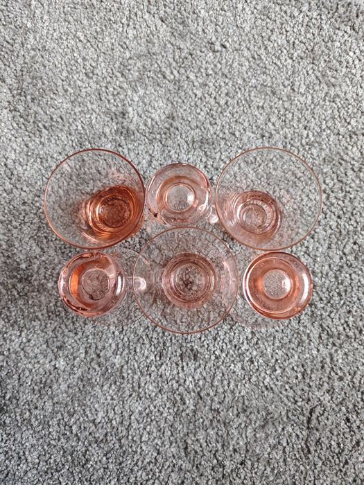 Kolekcjonerskie kieliszki do szampana Veuve Clicquot.