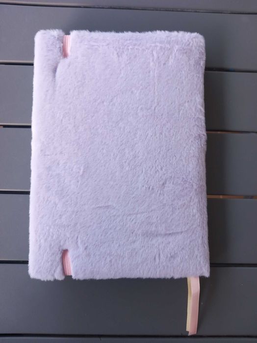 Caderno de linhas com capa felpuda e elástico para fecho
