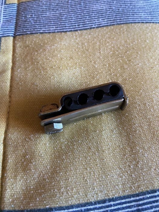 Peça para prender tubos injetores / tubos de injeção