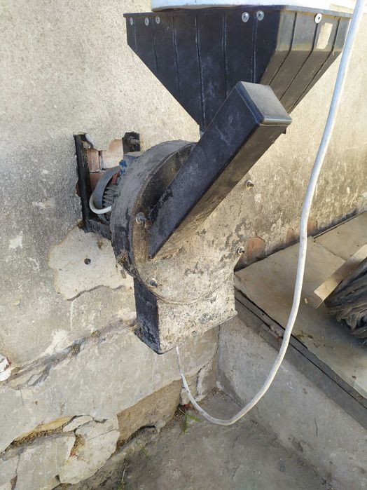 Дробілка для зерна з електро мотором на 3 фази 1.7кв.