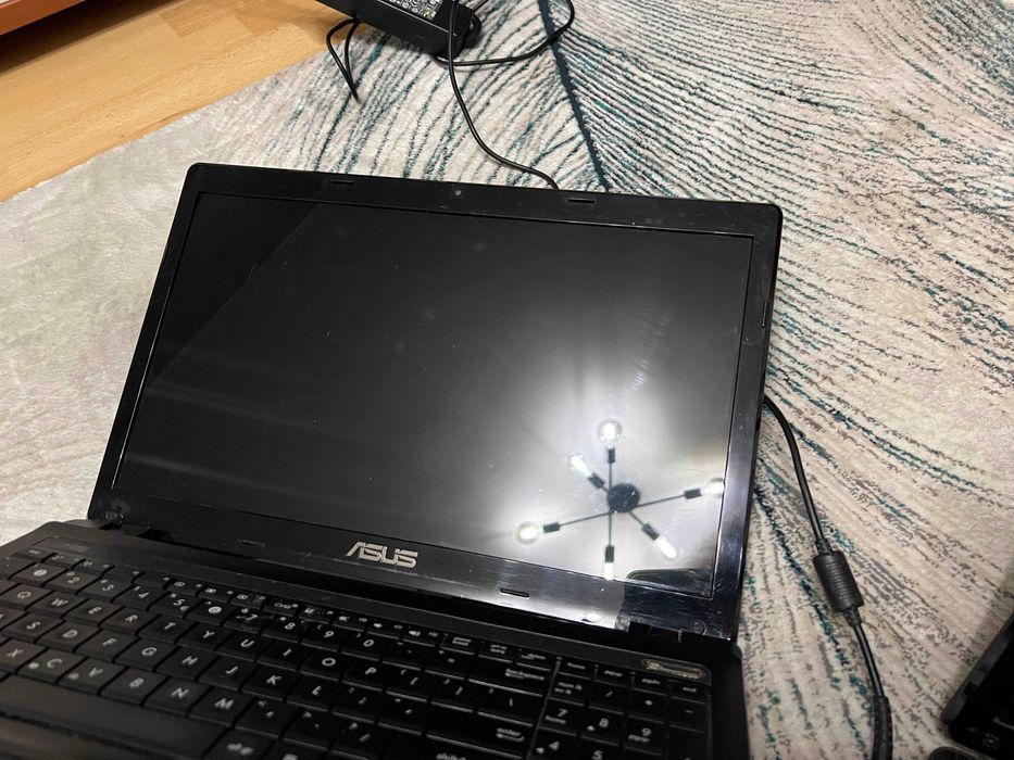 Laptopy Asus X53, sprawne, ale z wadą