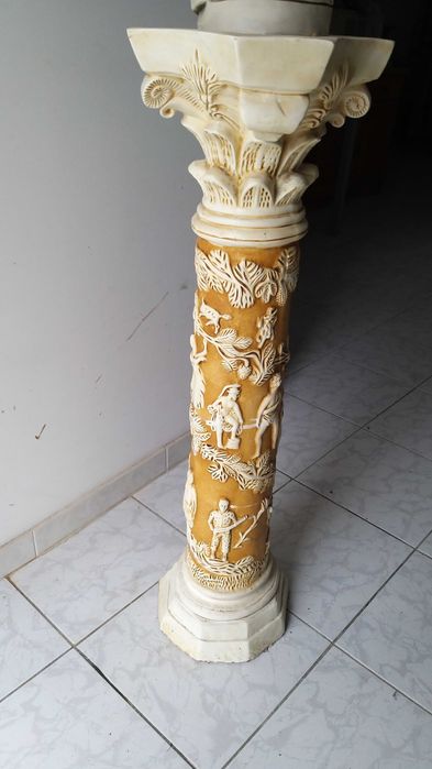 torre e estátua em ótimo estado
