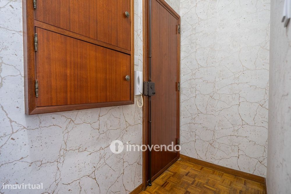 Apartamento T2, com boa luz natural, em Odivelas