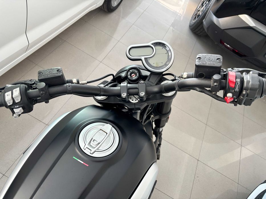 Motociclo Ducati Scrambler 1100 em excelente estado de conservação