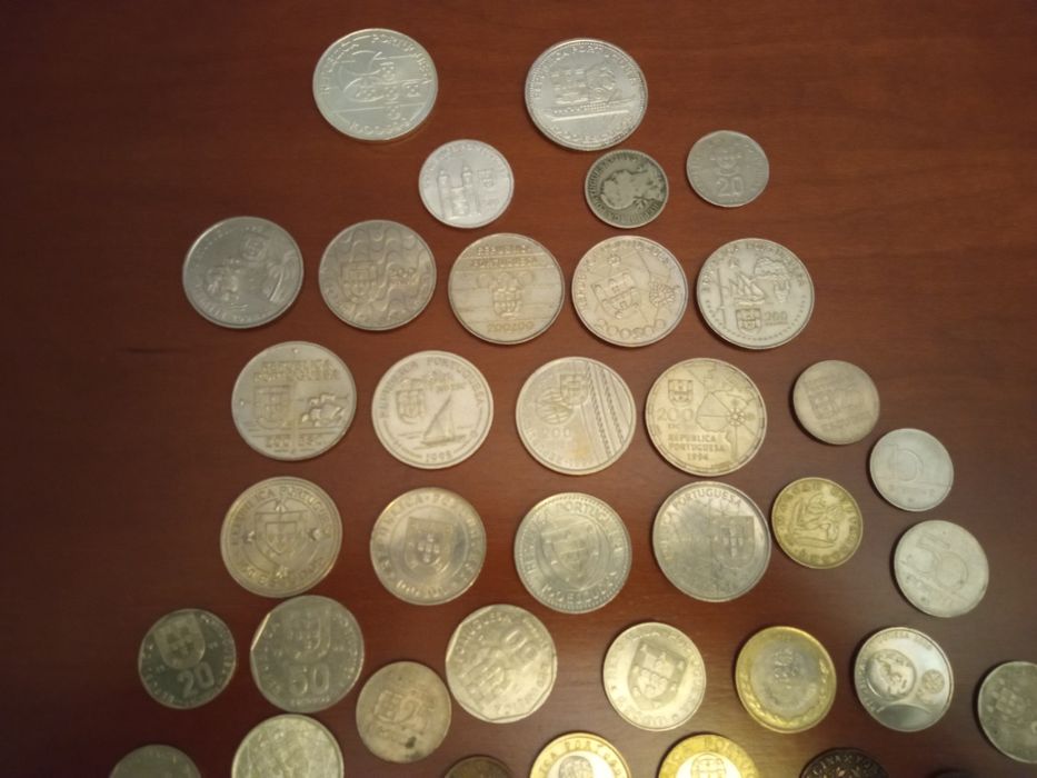 Vendo uma panóplia de moedas antigas para colecionadores várias datas