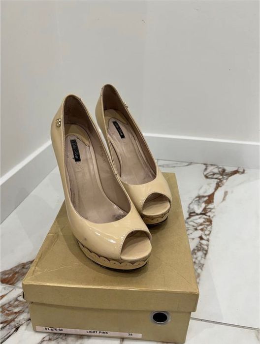 Туфлі на танкетці та каблуку