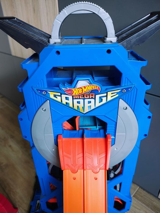 Zestaw garaż i skocznia Hot Wheels, autka