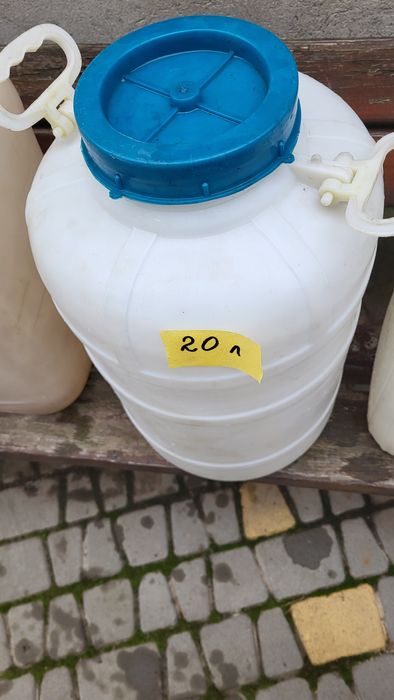 Продам пластиковые контейнеры из под воды разного литража.