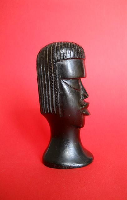 Бюст головы из черного дерева