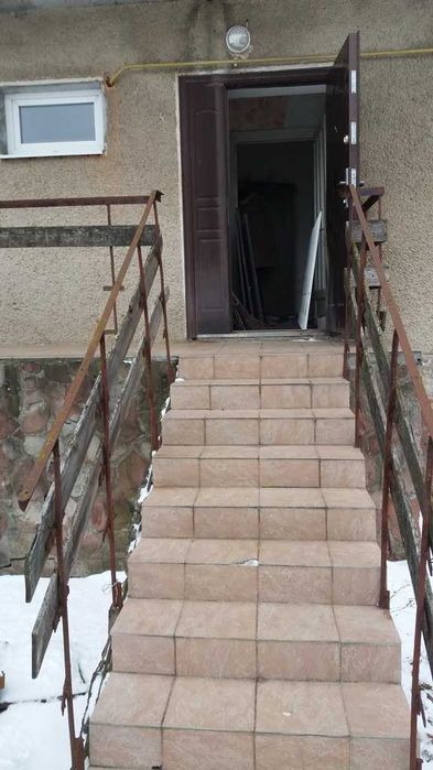 Нежитлові приміщення, площею 98,8 кв. м,  Івано-Франківська  обл.