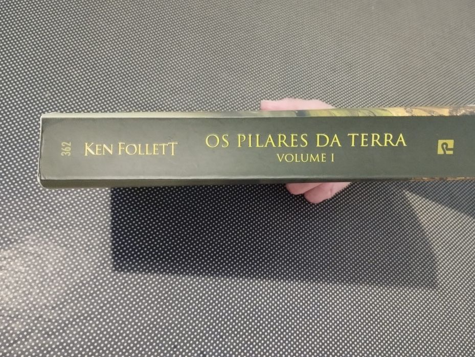 Livro "Os pilares da Terra" volume 1