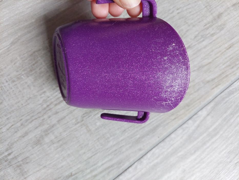 Kubeczek do nauki picia Doidy Cup 200 ml jagodowy z brokatem