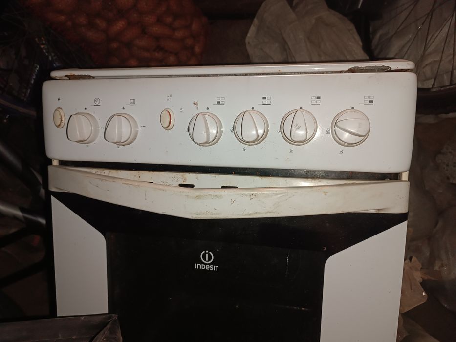 Газова плита Indesit б/в на запчастини або під ремонт