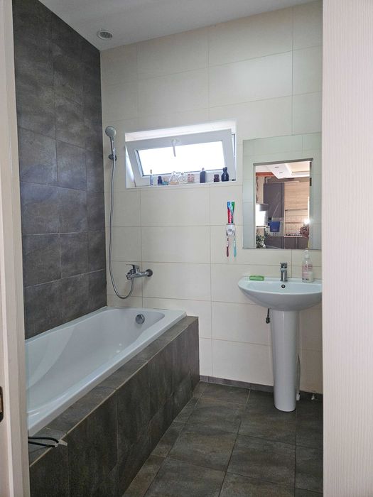 Продаж  будинку і готового бізнесу з ділянкою на 100 соток,