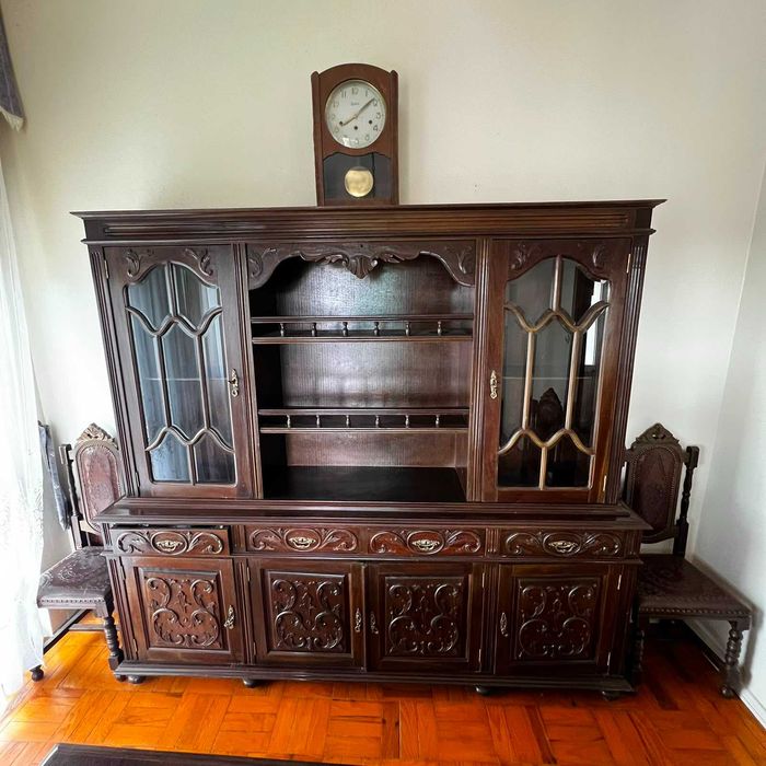 Mobília de sala de jantar clássica/vintage em madeira, com elementos entalhados