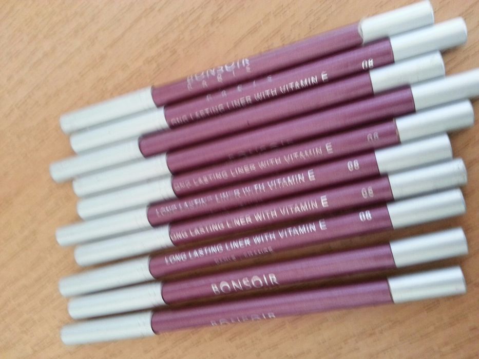 Продам косметические карандаши для губ и глаз.