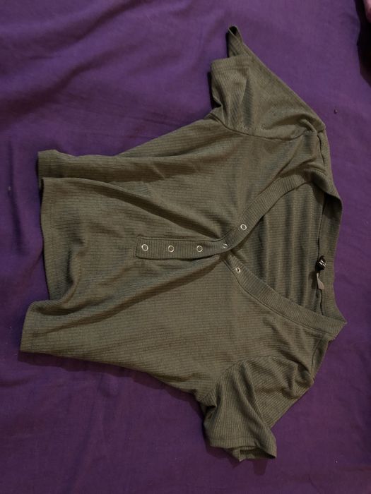 зеленый топ с короткими рукавами и пуговицами