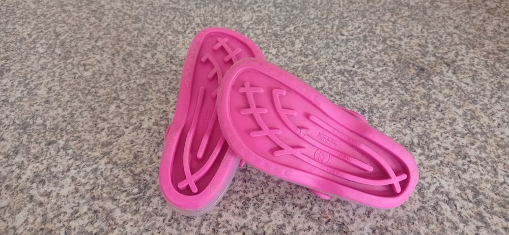 Chinelos tipo crocs da marca Chicco