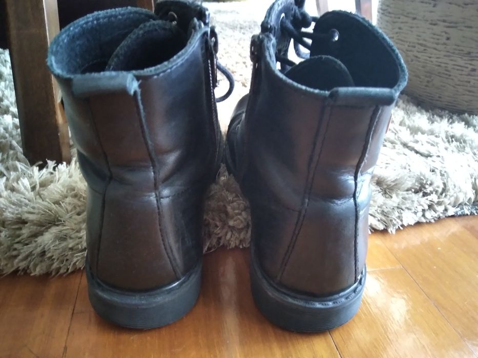 Botas em pele pretas