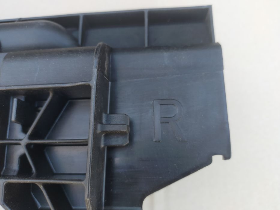 Права частина касети радіаторів БМВ-Х1. Ричаг правий.