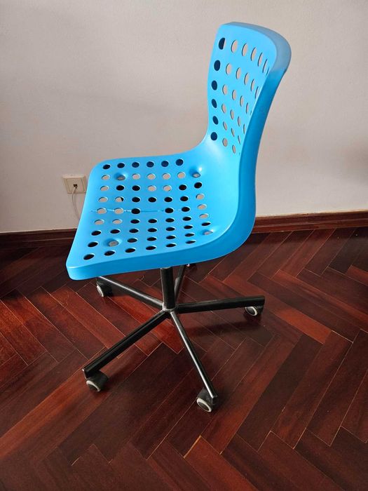 Cadeira com rodas para secretária quarto/escritório