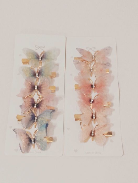 Spinki do włosów w kształcie motyli.