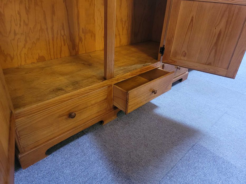 Roupeiro de três portas em madeira - Bom estado geral