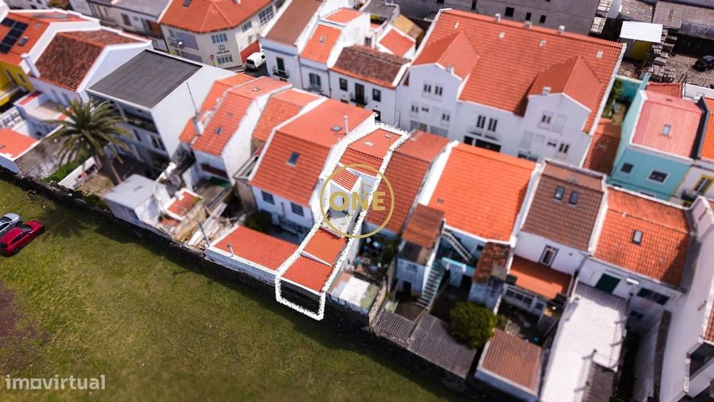 Moradia no centro de Ponta Delgada totalmente renovada