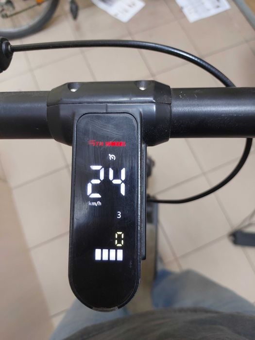 Електросамокат 5th Wheel M2