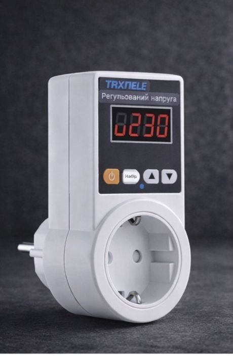 Регульований автоматичний захист від перепадів напруги розетка