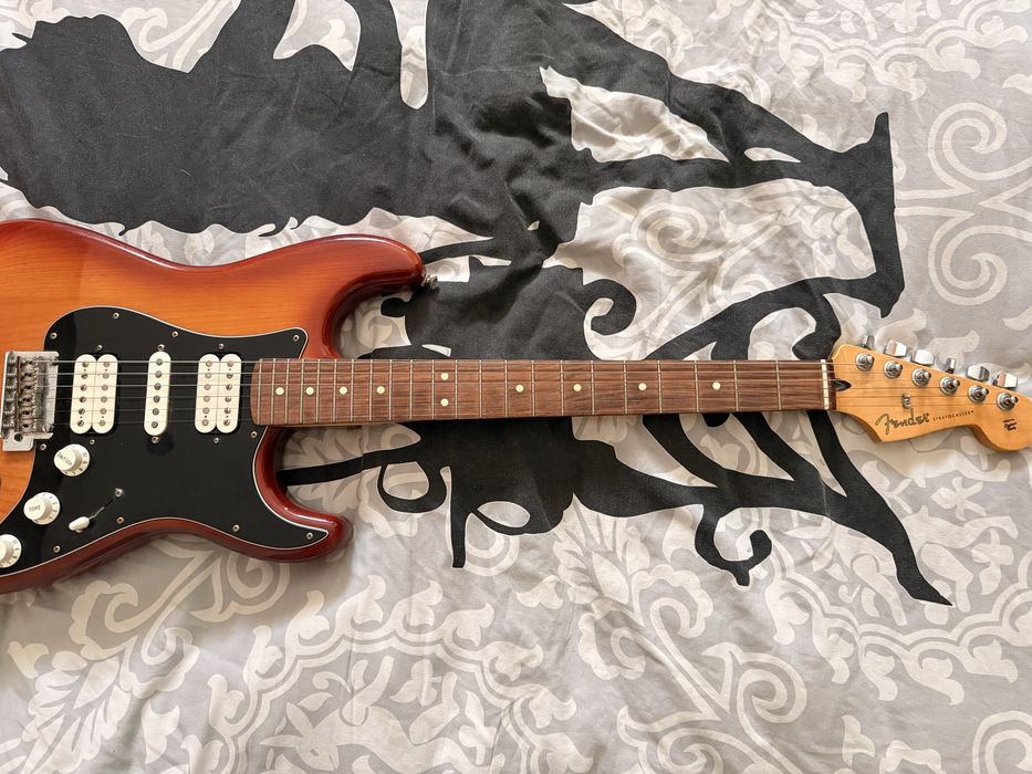 Fender Player Stratocaster HSH 75th Anniversary (2021) + Bolsa Fender Deluxe + Correia em Pele