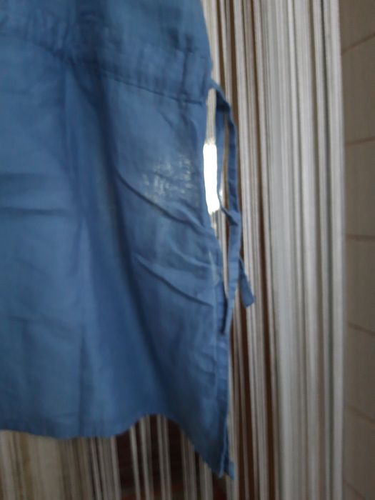 Vestido liso, de cor azul celeste, com borda em renda (M)